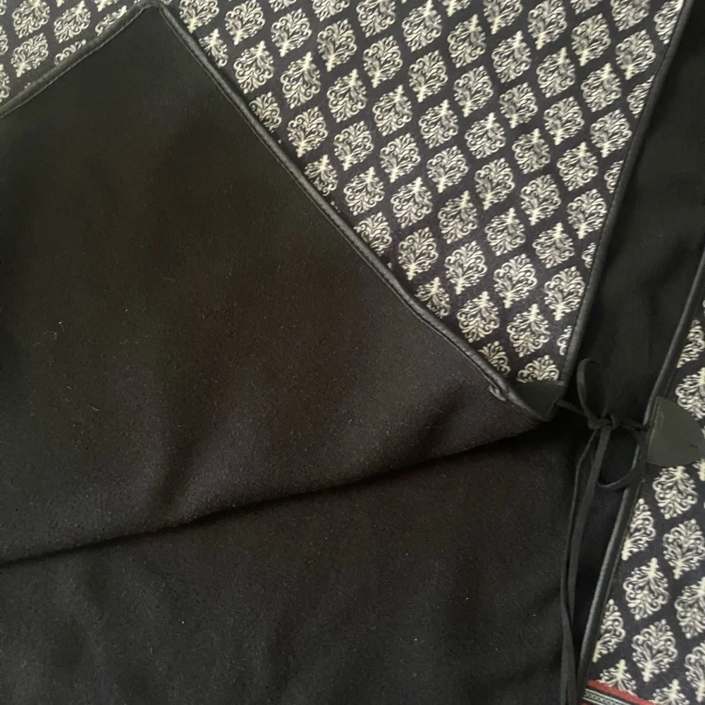 Elegant Black and Red Patterned Poncho - Picture 11 of 13